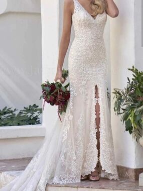 Women's Lace V-Neck Wedding Dress in Ivory
